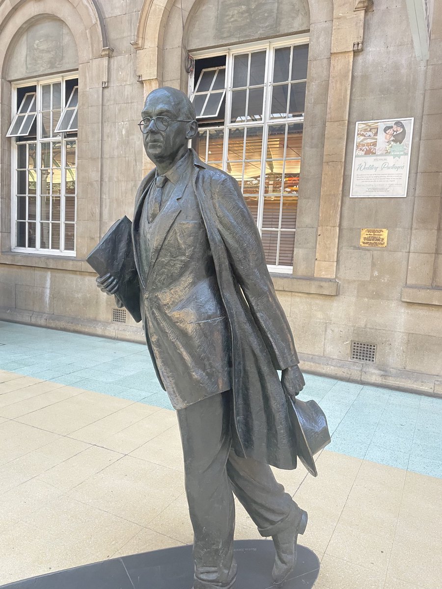 Arrived on a beautiful bright day in Hull: met by the wonderful Philip Larkin at the station. Quick chat with ⁦@Ockreview⁩ team in Chichester to run through their day & then on to Cottingham to meet with the obstetric anaesthetists #safematernitycare