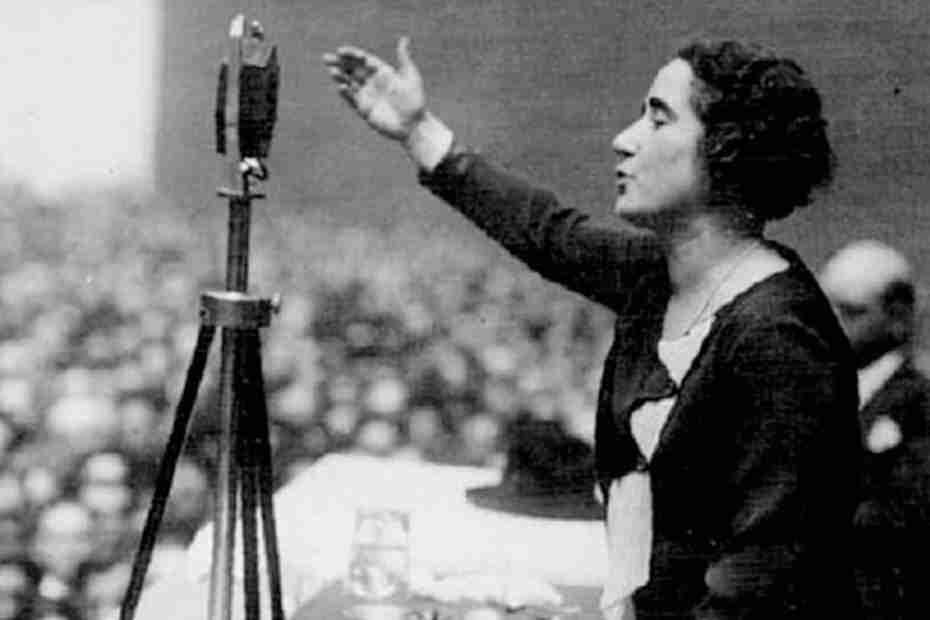 #TalDíaComoHoy en 1972 fallece Clara Campoamor, destacada política y defensora de los derechos de la mujer. Pionera en el Congreso de los Diputados en 1931, luchó por el sufragio femenino y la Ley de Divorcio. Fue una influyente escritora y fundadora de la revista 'Feminismo'