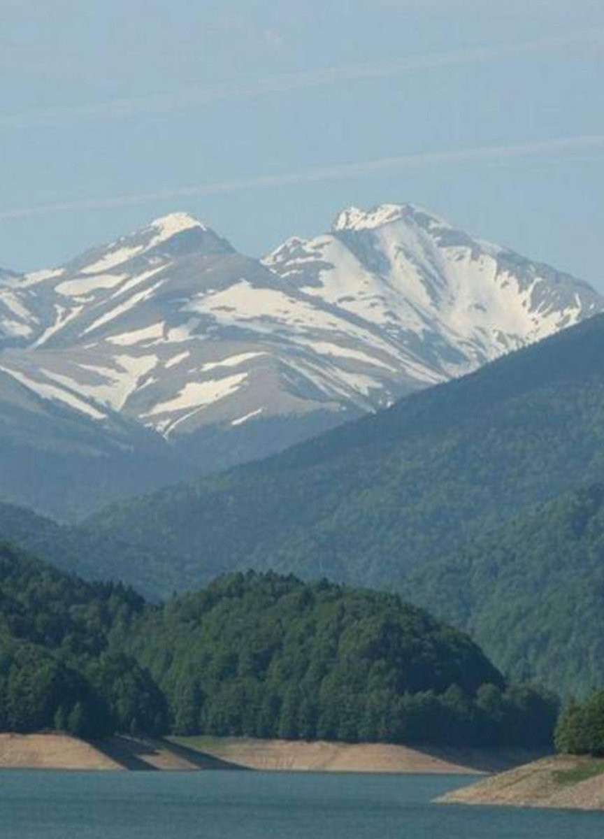 Panoramă spre al doilea vârf ca altitudine din Făgăraș ( Negoiu- 2535 m ), dinspre Lacul Vidraru, Argeș.
