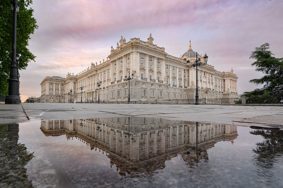 🥳 Hoy #2deMayo ¡estamos de fiesta en #Madrid! Es un día perfecto para venir a visitar el Palacio Real. 🕙 Abrimos de 10:00 a 19:00 horas y desde las cinco, la entrada es gratis. Disfruta de uno de los palacios más grandes y bellos del mundo. bit.ly/entradasprm