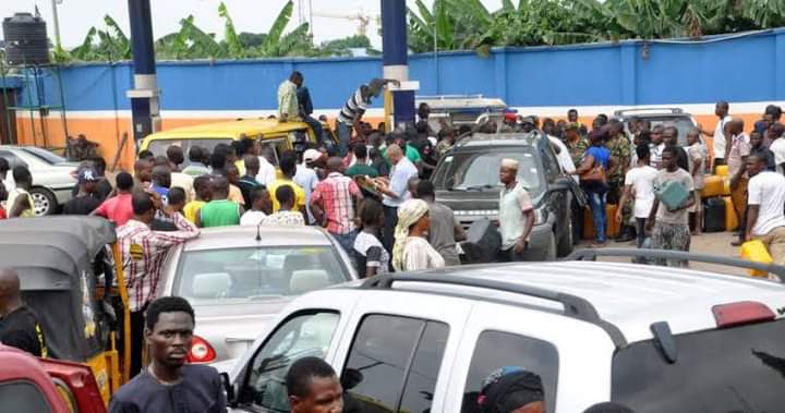 Empty Pumps, Full Pocket: Exposing the Government’s Mismanagement of Nigeria’s Fuel Scarcity – Written by Adeyinka AbdulAzeez takeitbackglobal.com/2024/04/30/emp… #FuelScarcity #TakeitBack #WeCantContinueLikeThis