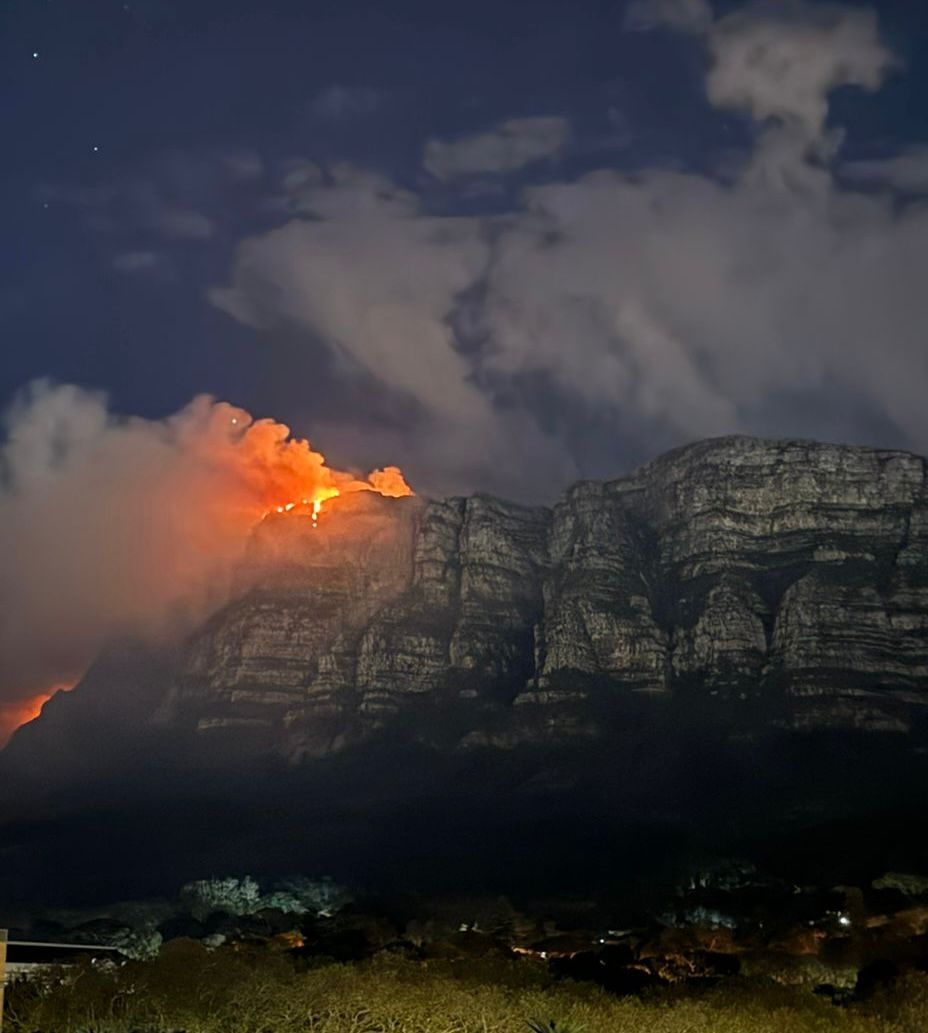 🔥Skeleton Gorge Fire Update - 30 April 2024 🔥 Due to wind changes, overnight flare-ups have been reported behind Newlands, Fernwood Park & on the slopes of Kirstenbosch, moving towards Orangekloof, as well as towards Maclear ‘s Beacon and the Back Table ... #SkeletonGorgeFire
