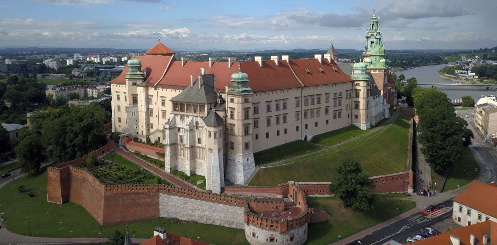 Friends, if you're about to visit Cracow during @GeeCON or @DevoxxPL, you may consider visiting the Royal Castle of Wawel. They have 'Wawel in a nutshell' tours in English (should be noon), you can buy tickets online two weeks in advance: ebilet.wawel.krakow.pl