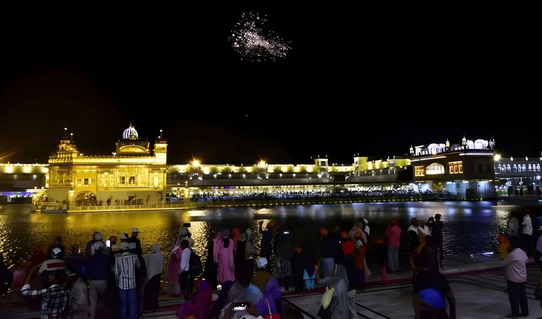 Fireworks on the occasion of the birth anniversary of the ninth Sikh Guru Teg Bahadur at Golden Temple on April 29, 2024 in Amritsar.

#Fireworks #BirthAnniversary #SikhGuru #TegBahadur #GoldenTemple #Amritsar
#greaterjammu