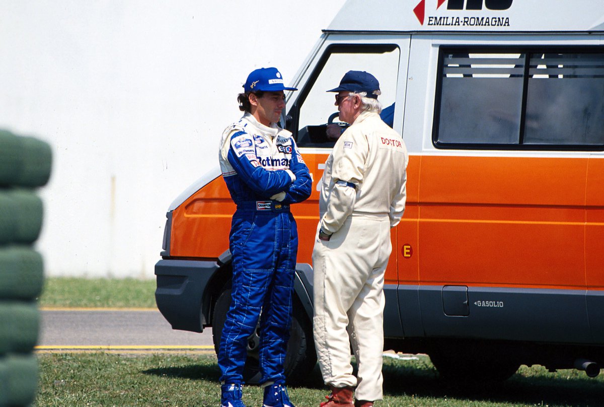 Questa foto è stata scattata il 30 aprile del 1994 ad Imola.
Vede come protagonisti Ayrton Senna e Eric Sidney Watkins. I due stavano dialogando sul luogo dell'incidente di Ratzenberger, dietro di loro infatti si intravede un'ambulanza. 
Il dottor Watkins per oltre vent'anni ha