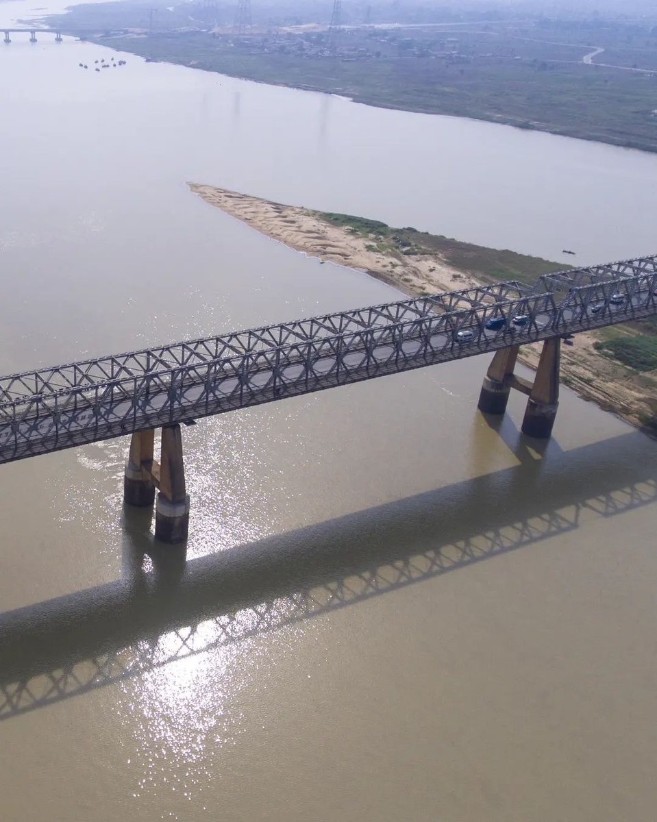 This is the First Niger Bridge.

The bridge is located at the boundary between Asaba, Delta State and Onitsha, Anambra State 

Follow us on X @BeautifulNGA

#Nigeria #TourNigeria #BeautifulNigeria  #DeltaState #Asaba #Onitsha #Anambra