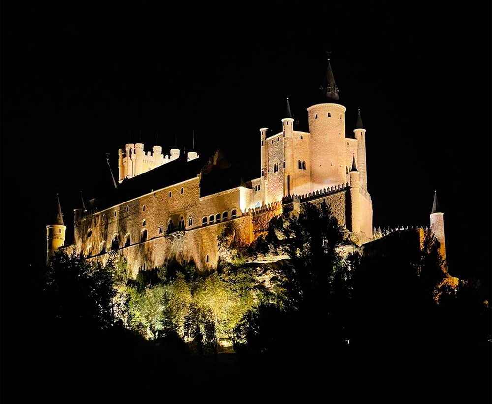 “Lo mejor de Segovia en una sola ruta” Es la ideal para todo aquel que no conozca la capital, aunque no la única. Partiendo del Acueducto, daremos un paseo hasta el Alcázar, pasando por la Catedral, en la Plaza Mayor. lc.cx/ew2HX3
