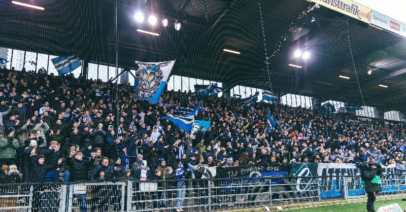 Odense_Boldklub's tweet photo. 𝗧𝗮𝗴 𝗺𝗲𝗱 𝗢𝗕 𝗼𝗴 𝗗𝗲 𝗦𝘁𝗿𝗶𝗯𝗲𝗱𝗲 𝘁𝗶𝗹 𝗩𝗲𝗷𝗹𝗲! 🚌🔵⚪️

I fællesskab med vores fanklub sender vi busser til og fra Nørreskoven, hvor du for bare 150 kroner får både bus- og stadion billet 👀🙌

#obdk #enafstriberne #vbob #sldk