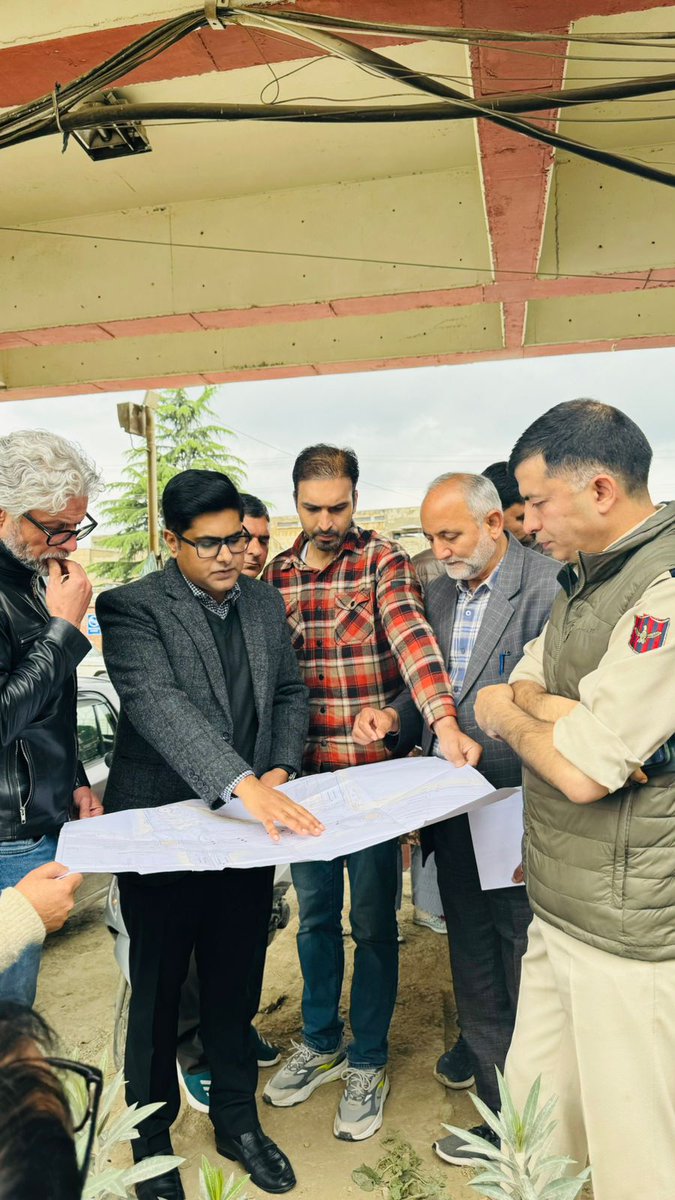 CEO, SSCL @owais_ias reviews development work of 'Jehangir Chowk Junction' for free flow of traffic and pedestrian movement. Strict directions to double shift work for early completion of the project. @OfficeOfLGJandK @JKHUDD1 @DivComKash @Dirp @ddprsrinagar @ddnewsSrinagar