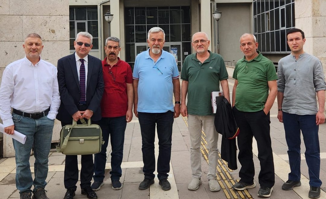 KHK TV muhabiri Ahmet Erkan Yiğitsözlü'ye açılan örgüt üyeliği davası bugün görülüyor 📌 Kanun Hükmünde Kararname ile (KHK) ile Anadolu Ajansı'ndaki (AA) işine son verildikten sonra @khktelevizyonu'nda muhabirlik yapmaya başlayan Ahmet Erkan Yiğitsözlü hakkında 'Silahlı terör