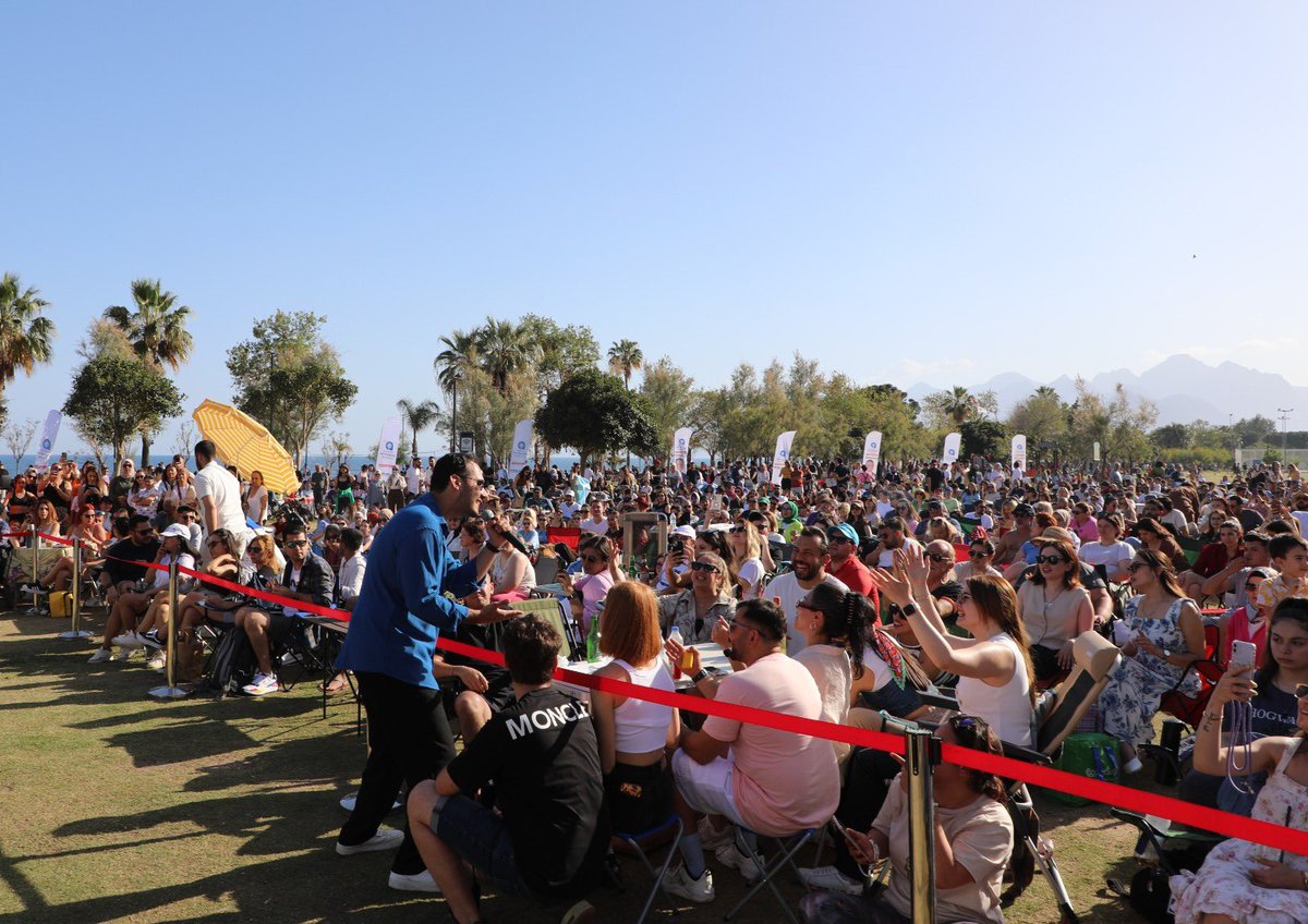 Antalya Büyükşehir Belediyesi'nin düzenlediği Müzik Şehrin Kalbinde Konserleri'nin bu haftaki konuğu VoSahne, Beach Park'ta gerçekleştirdiği konserle Antalyalılara unutulmaz bir gün yaşattı. 🎶