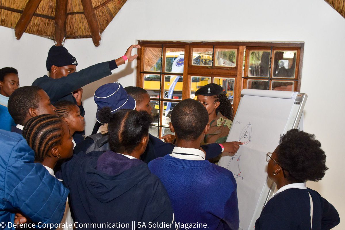 READ || Learners from different high schools came in numbers at the Bloemfontein Show 2024. They got a chance to visit the Military Academy at the #SANDF Display Area. facebook.com/10006886559395… #SAMilitaryAcademy #SASoldierMagazine #BloemfonteinShow2024