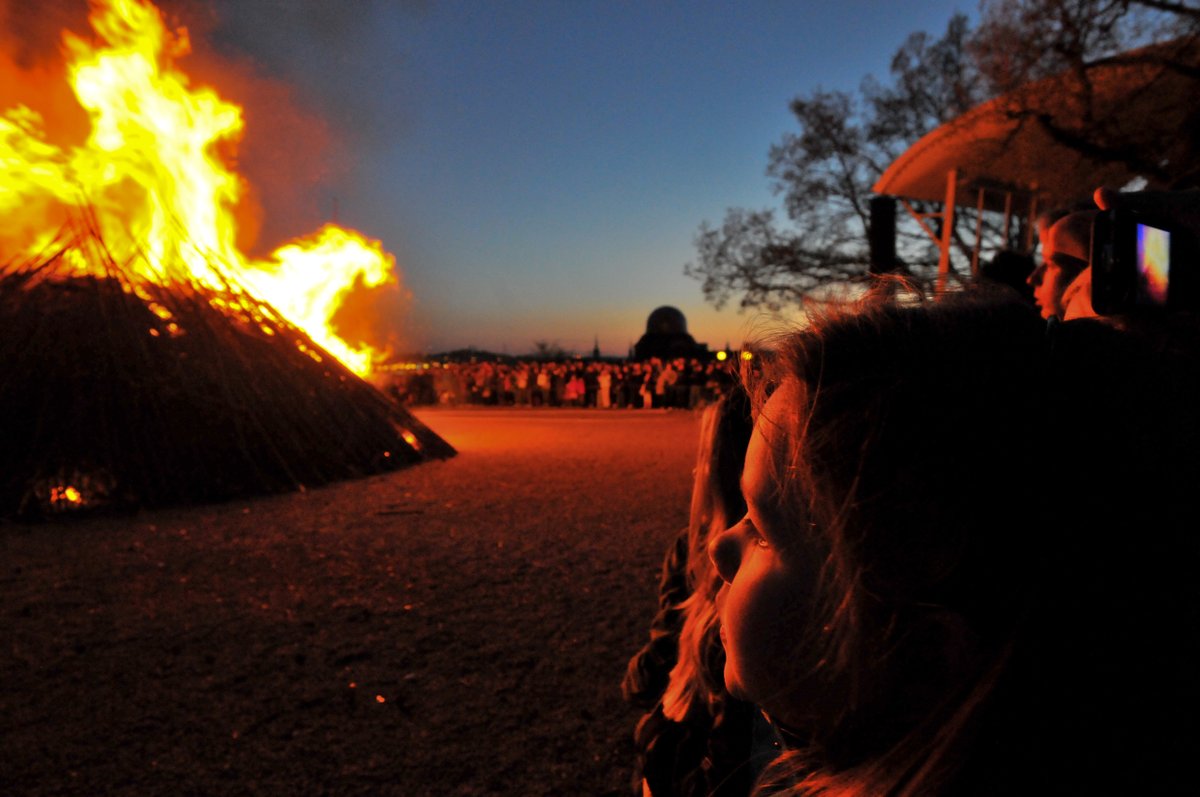Glad Valborg! This evening is Walpurgis Night – Sweden's very own spring kick-off.

Bonfires will be lit across the country, and songs of spring will be sung. It can still be quite cold, so the heat from the fire is most welcome. 🔥

📷 Lola Akinmade Åkerström/imagebank.sweden.se