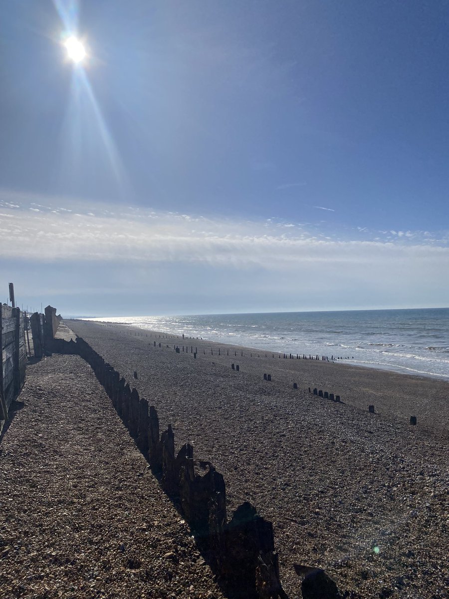 Tide is out and the sun is truly upon us.  Have a wonderful day everyone ✌️☀️🏖️🇬🇧 #BrightonandHove #citybythesea #tuesdaymorning #vitaminsea