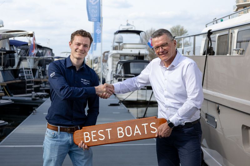 Sinds 1 januari van dit jaar is Tijn Teuwsen de trotse eigenaar van Bestboats International Yachtbroker in Roermond. Hij heeft het bedrijf overgenomen van oprichter Arie Drenth die Bestboats meer dan 25 jaar leidde.

Lees meer via ap.lc/ljLZY