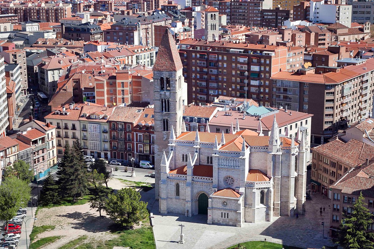 Gótico y románico se fusionan en la iglesia de Santa María de la Antigua. El templo es de estilo gótico, pero su esbelta torre, de 55 metro de altura, es una de las joyas del románico de nuestro país ❤️