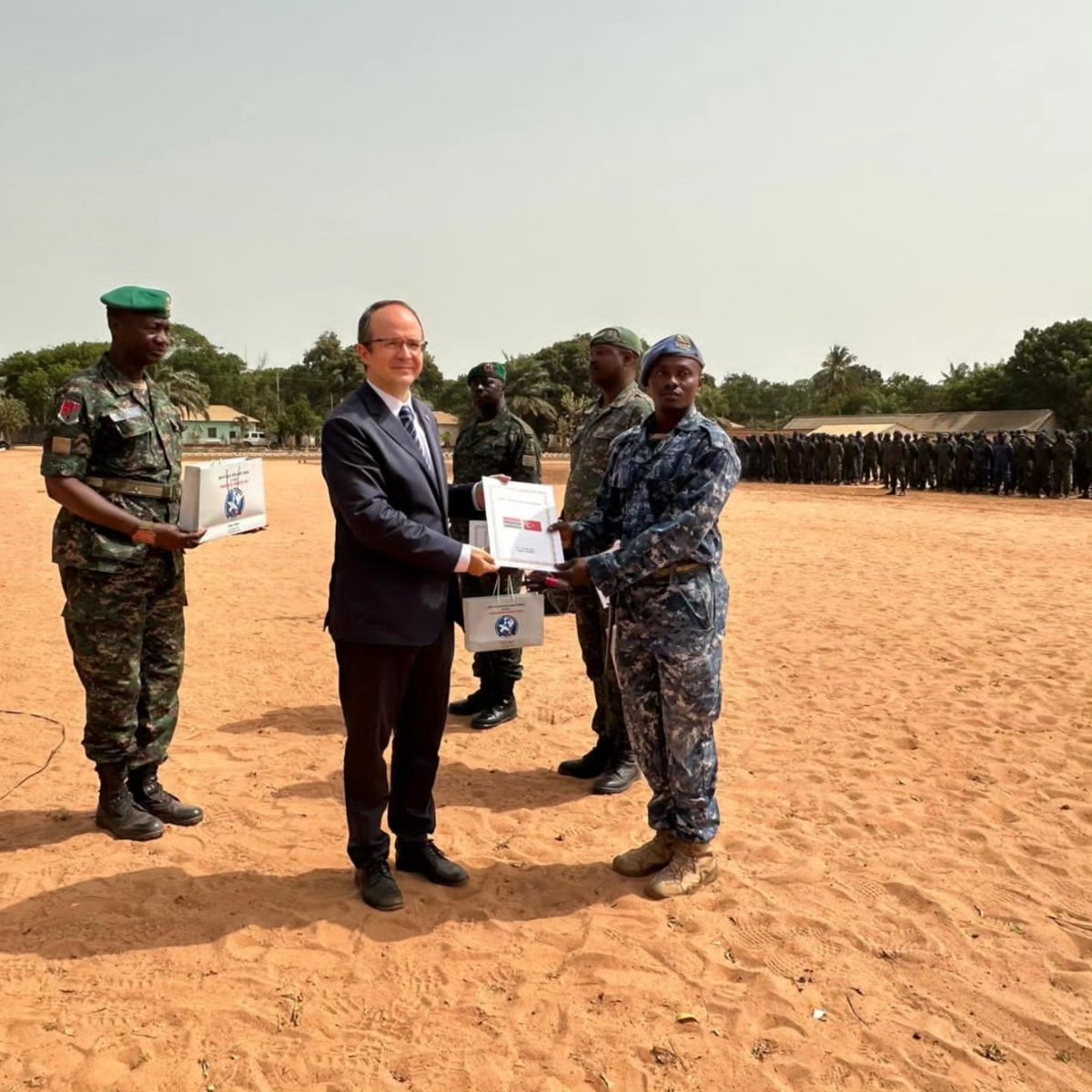 📌Türkiye Cumhuriyeti, İslam İşbirliği Teşkilatı (İİT) Zirvesine ev sahipliği yapmaya hazırlanan Gambiya'ya Başkent Banjul'da askeri eğitim verdi.

📌7-28 Nisan'da VIP koruma eğitimi da dahil olmak üzere çeşitli alanlarda verilen özel eğitime 351 Gambiyalı asker katıldı.…