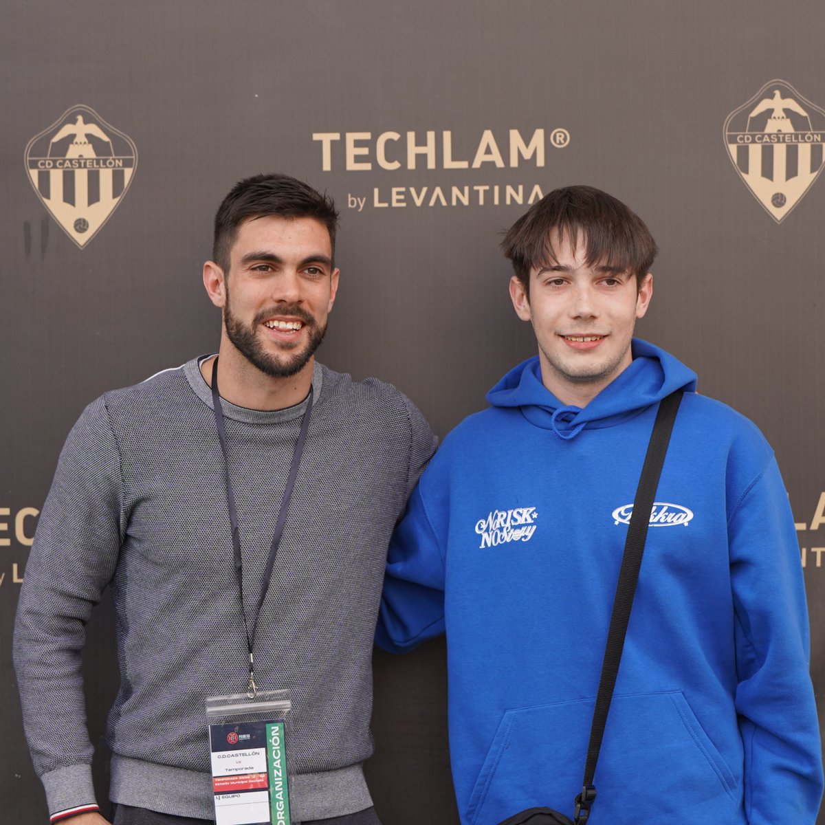 📸🤍🖤 Imágenes del photocall en la previa del #CastellónMelilla con Salva Ruiz ⚠️ Cualquier aficionado puede solicitar su foto con el jugador a través del correo prensa@cdcastellon.com enviando una fotografía a modo de referencia #PPO👂