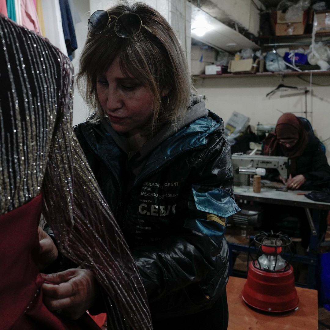In a fashion atelier in Baalbeck, Lebanon, a group of Syrian refugee women design Lebanese fashion clothes, as part of an internship programme with @JRSLebanon.

#InvestInWomen
Laura Terzo/Jesuit Refugee Service @JRS_MENA