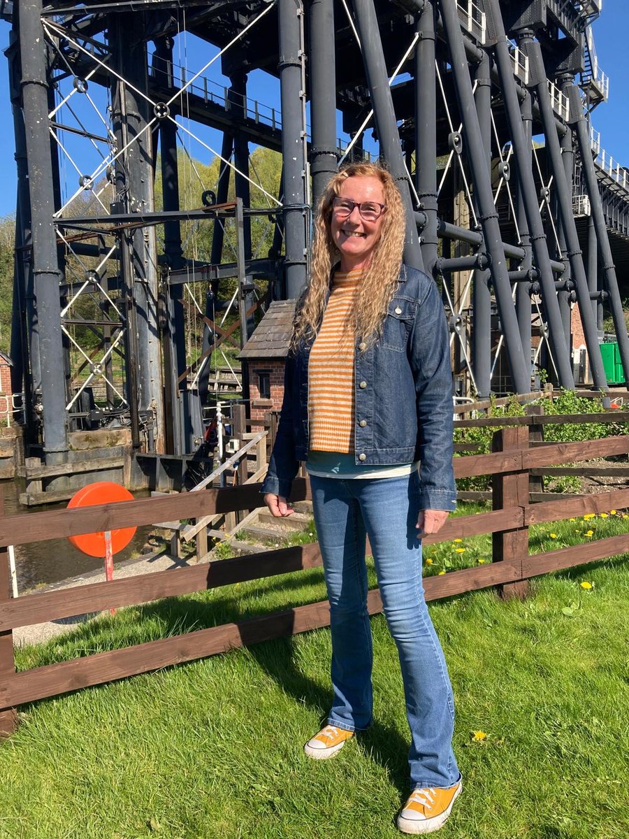 Don't forget to tune into Channel 4 this afternoon at 4pm for the latest episode of Narrow Escapes to catch Emma on her travels through the Anderton Boat Lift! 😃📽️