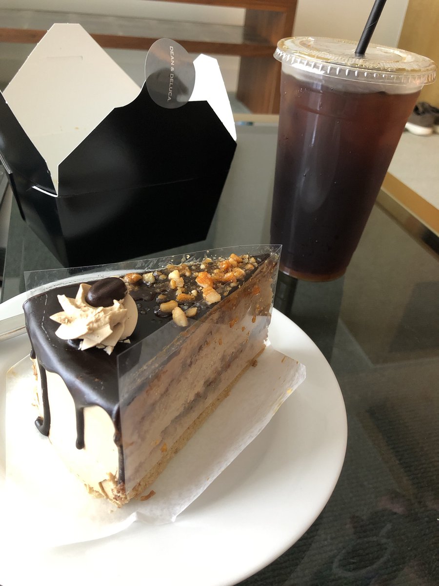 The cake with coffee as my favorite break time.

#chocolatecake #blackcoffee #DeanandDeluca #Waikiki #Ritzcarlton #staywithmylove #familytime