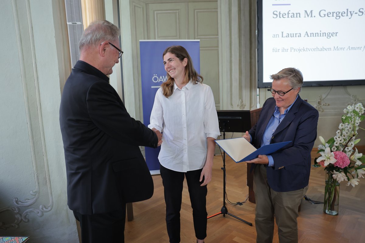 Österreich & Renaturierung. Ein paar bescheidene Worte von mir.
Ich war gestern an der @oeaw und durfte eines der ersten Stefan M. Gergely-Stipendien entgegennehmen. Sie wurden auf Initative und mit der Finanzierung des Journalisten Stefan M. Gergely (links im Bild) vergeben. 1/9