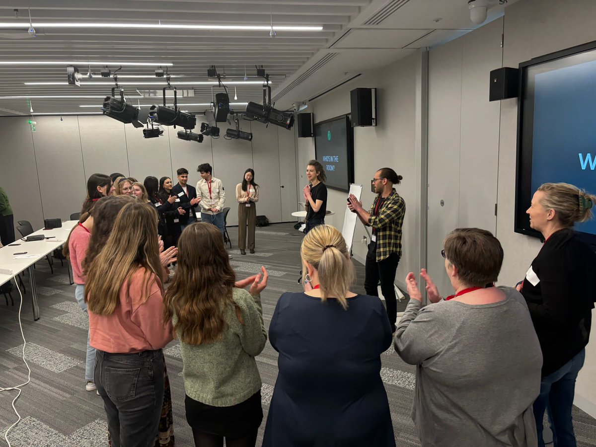 Inspiring to see the winning teams of our EU/UK Youth Stronger Together social action project, including students from @LurganCollege in #NI, exploring digital social campaigning together in our workshop last week. Intercultural learning in action. Well done to all 👏 👏