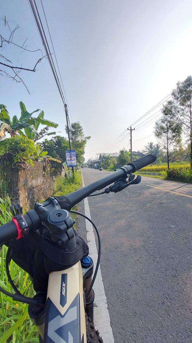 Terakhir nyepeda 27 Mei 2023, tepat saat foto ini diambil. Sekarang sudah 30 April 2024. Hampir 1 tahun gak nyepeda. 

Sudah benar. 
Aku ingin nyepeda lagi.