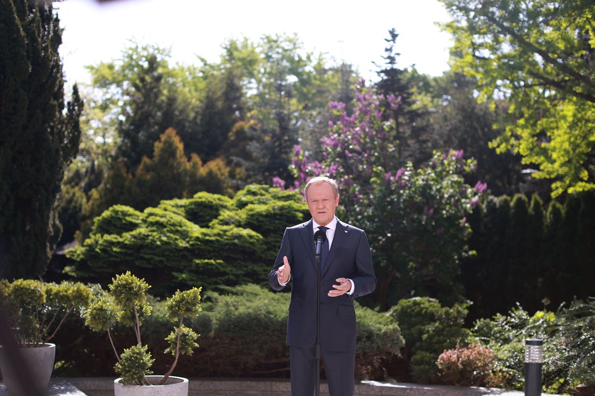 Premier @DonaldTusk podczas oświadczenia: Zbliżające się wybory do parlamentu europejskiego, to będą wybory o Waszym bezpieczeństwie, bo jeśli wygrają Ci wpatrzeni w Putina i Rosję, to marzenie o bezpiecznej Polsce może się skończyć. Wierzę, że ten egzamin, tak jak 20 lat temu,…