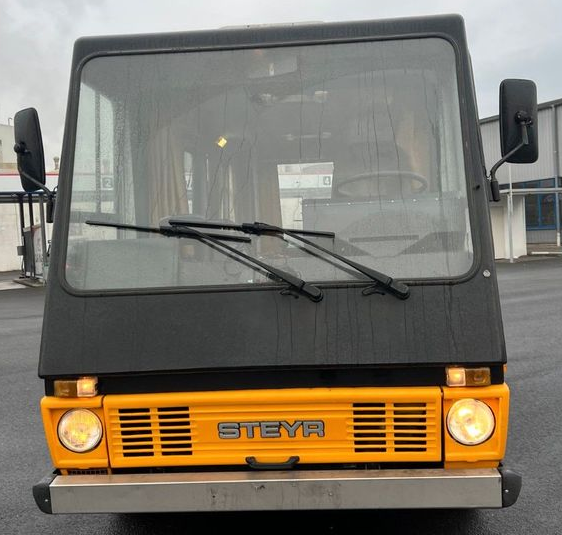 UltimativCars's tweet photo. I honestly forgot this compact bus - until I stumbled about one on eBay: a #Steyr #CityBus #SC6-#Camper.

And that same #F58-unit, drove-passed me in the morning yday.

Thought, you may be interested of it, anyway. :)
I though still have no knowledge, how many units were made ... https://t.co/mu6GUIqhmC