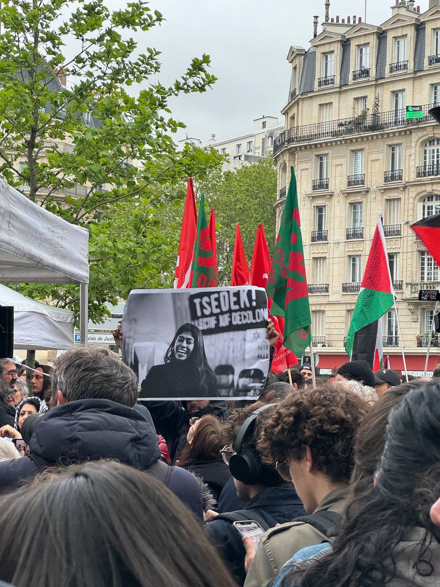 Portes_Thomas's tweet image. 🇵🇸🕊️ Présent ce matin en soutien de @MathildePanot et @RimaHas criminalisées au nom de leur engagement pour la paix et contre le génocide à Gaza. Nous ne nous tairons pas. 
#StopCensure