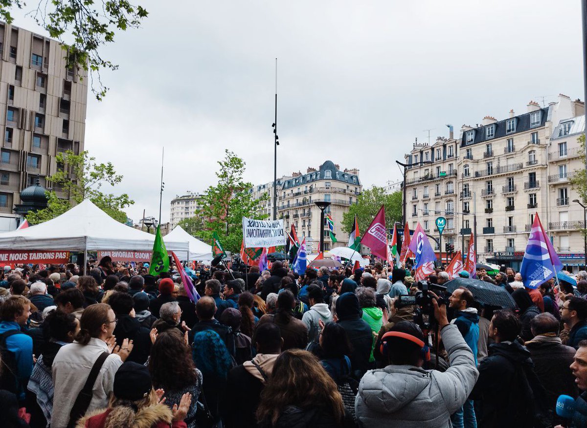 Portes_Thomas's tweet image. 🇵🇸🕊️ Présent ce matin en soutien de @MathildePanot et @RimaHas criminalisées au nom de leur engagement pour la paix et contre le génocide à Gaza. Nous ne nous tairons pas. 
#StopCensure
