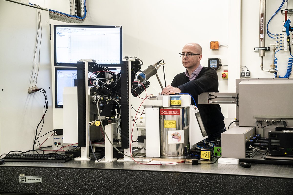 🔦#SpotlightonScience

Researchers have revealed how marine bacteria manage iron scarcity to photosynthesize, producing half the world's oxygen. Optical spectroscopy experiments at ESRF beamline BM07 were key to the discovery.

Read more 👉esrf.fr/home/news/spot…

<a href="/lightsources/">lightsources.org</a>