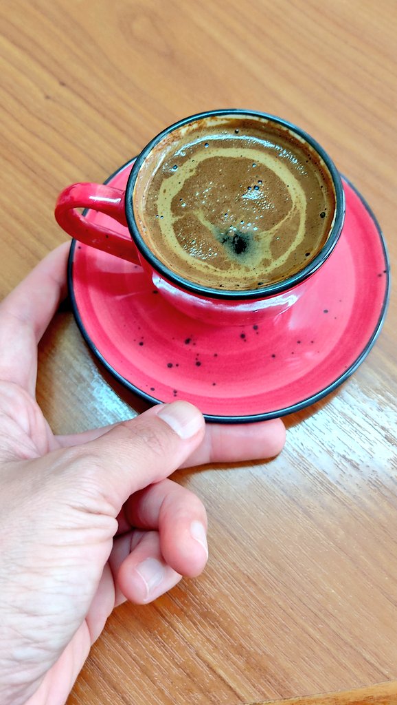 Karşınızda gelen öğrenci şikayetlerini dinlemekten köpüğü sönen kahvem ve havalı fincanım🤩☕😄 #okulgünlükleri