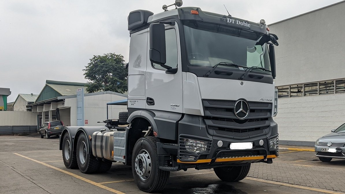 MERCEDES BENZ ACTROS 3340

▫️12,800cc 6 Cyl Turbo Diesel Engine
▫️400HP & 2100Nm of Torque
▫️Engine version, Euro III
▫️Mercedes PowerShift 3 Transmission
▫️GVW33,000Kg
▫️Drivetrain: 6×4
▫️Sleeper Cabin
▫️Fleet Board Telematics
▫️Available with service contracts

 📸 CFAO Motors