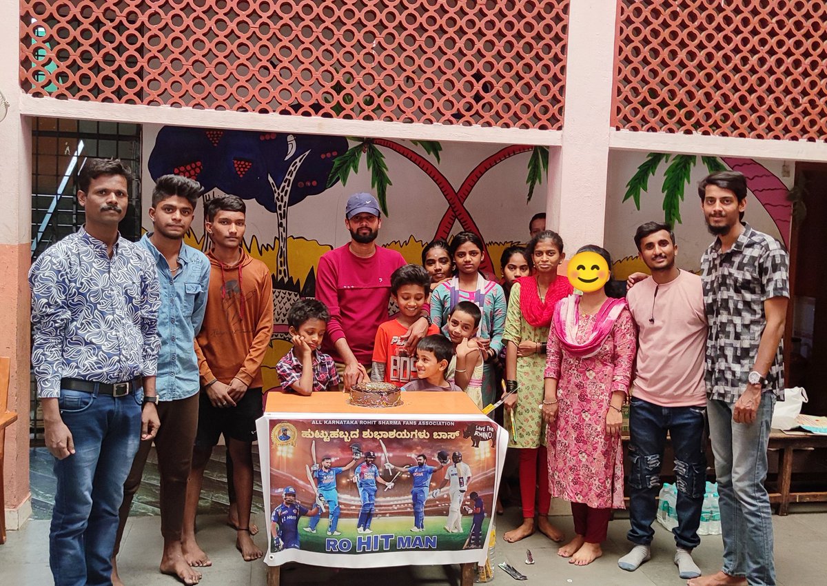 AKARSFA's tweet photo. On behalf of All Karnataka Rohit Sharma Fans Association, food was distributed to the children, elders and streets of Bengaluru as part of our beloved Idol Rohit Sharma's birthday. @ImRo45 🙏🏻💙
#HappyBirthdayRohit https://t.co/V0xSEvKIXP