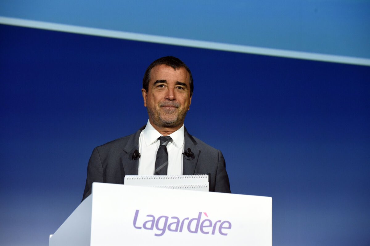 Multi-mis en examen pour des délits financiers et visé par une mesure provisoire d’interdiction de gérer, Arnaud Lagardère est contraint de quitter ses fonctions de PDG du groupe Lagardère. La fin d’une chute annoncée. mediapart.fr/journal/econom… @Mediapart