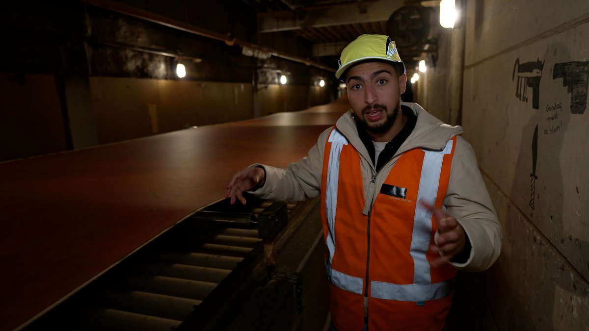 In iedere school ligt het, maar je ziet het ook in ziekenhuizen, kantoren, winkels of in huizen: een linoleumvloer. Dat is een harde vloerbedekking die heel sterk is en super lang mee gaat. Maar hoe wordt het gemaakt? Nizar gaat de linoleumfabriek in. klokhu.is/linoleum