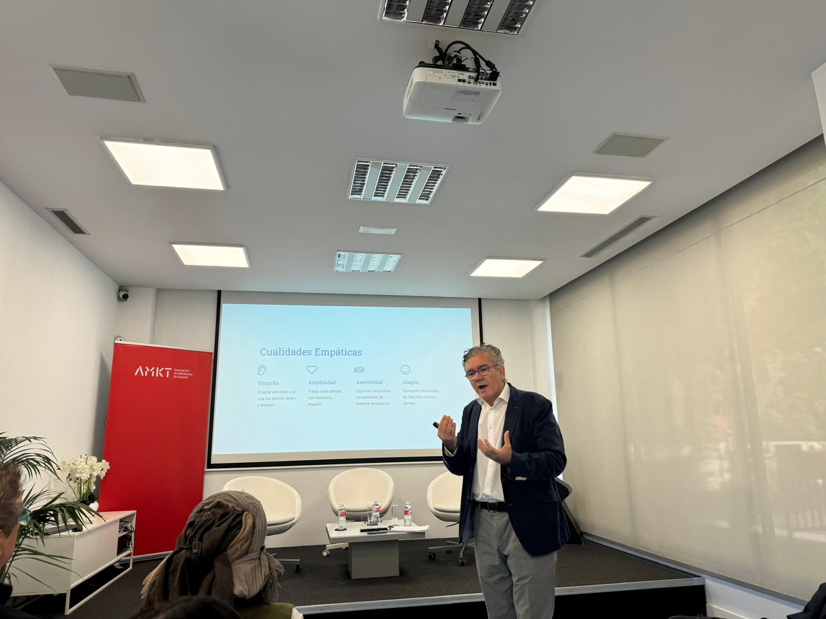 «Con la #InteligenciaAumentada las empresas pueden volverse más empáticas con sus clientes y usuarios» 🗣️@AlcaideJC, reconocido consultor independiente y vocal de AMKT. #IAyHumanidad | @Atrevia