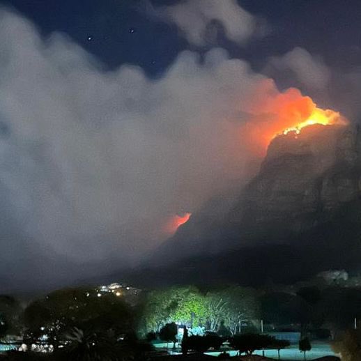 FIRE UPDATE ALONG TABLE MOUNTAIN NATIONAL PARK 

 @SANParks 

Due to wind changes, overnight flare-ups have been reported behind Newlands, Fernwood Park and on the slopes of Kirstenbosch, moving towards Orangekloof, as well as towards Maclear ‘s Beacon and the Back Table of Table…