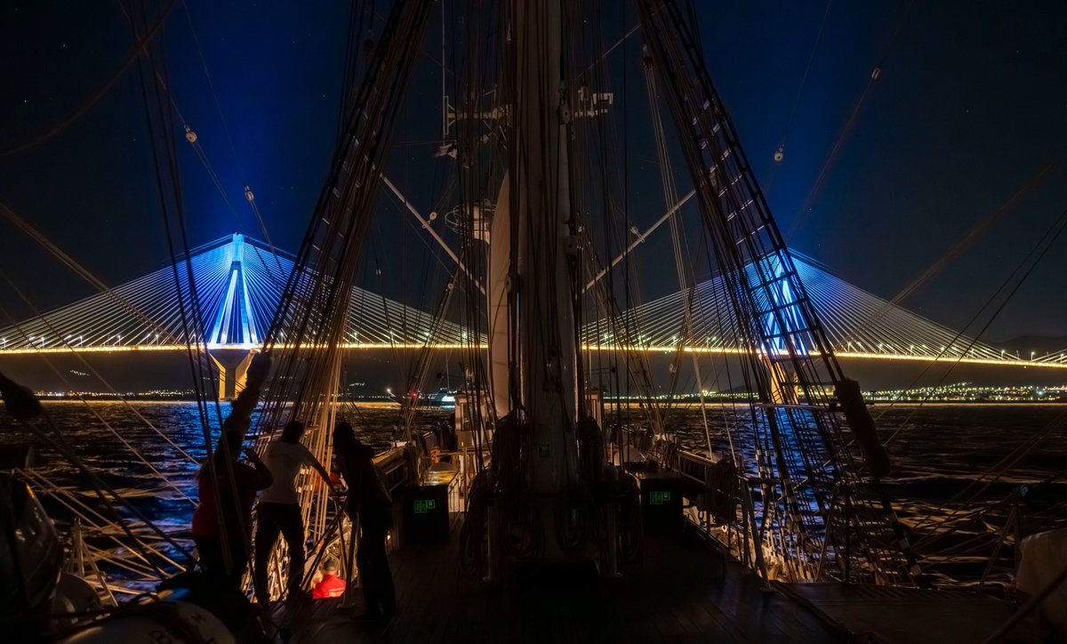 Vue du Pont Rion-Antirion depuis le @troismats_Belem 🌉
Après le Canal de Corinthe, la Flamme Olympique poursuit son voyage vers Marseille ⛵️
#Paris2024