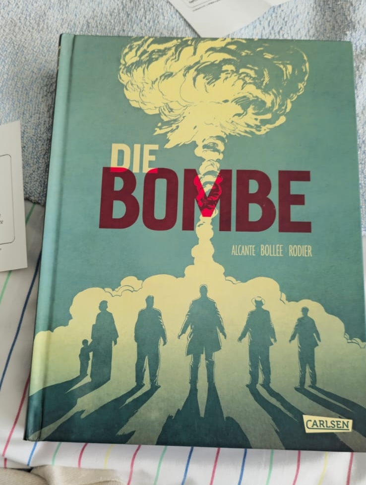 Fanningfan's tweet photo. Ich bedanke mich ganz Herzlich bei Martina, ich bin begeistert von dieser Illustration des Buches "'#dieBombe" vom @carlsen_verlag - sieht wirklich krass aus, da habe ich viel zum Lesen. (°ー°〃)

Ich mag den Zeichenstil sehr und als ich noch gesund war und Reisen und Arbeiten konnte, war ich ja schon in Hiroshima und habe erlebt was dort leider passiert ist.

Was passt besser als Zitat:

"Furcht führt zu Wut, Wut führt zu Hass, Hass führt zu unsäglichem Leid" zu dem Abwurf der Atombombe.  <( _ _ )>