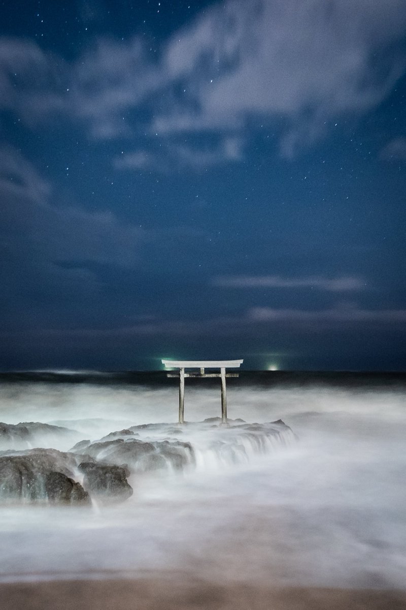 海の上で幻想的な姿を見せる 茨城県、神磯の鳥居