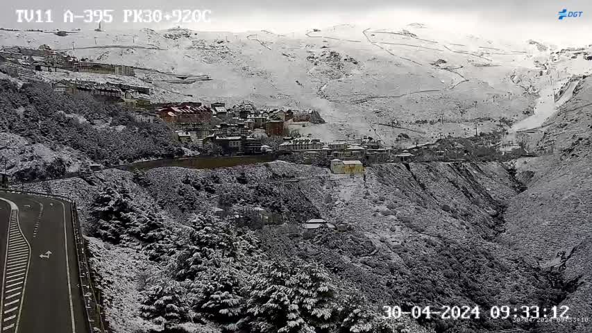 Las cámaras de la DGT enfocando a Pradollano, que estrena nevada. Esta próxima noche volverán las precipitaciones, mayo empezará animado