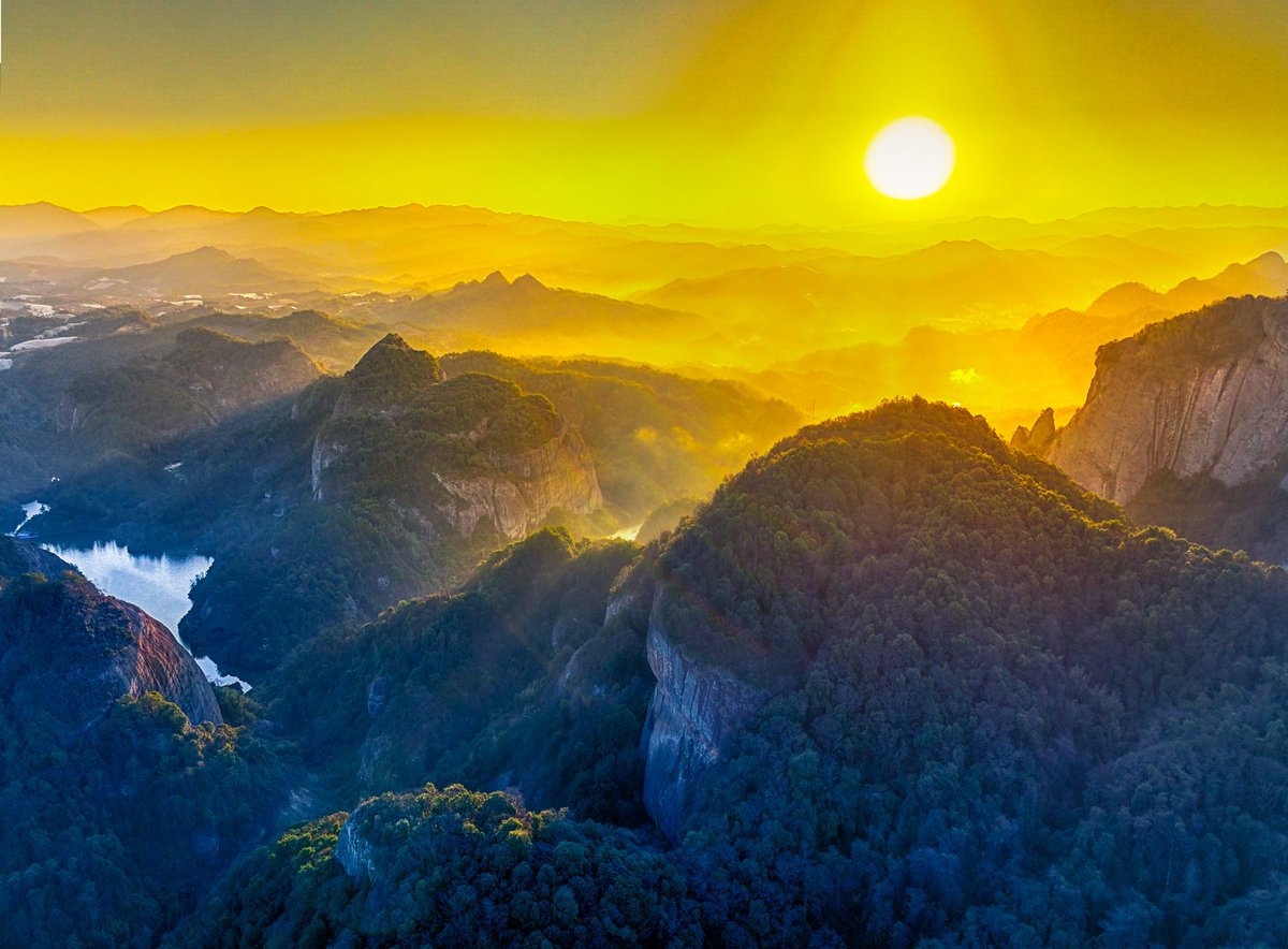 Those who bring sunshine to the lives of others cannot keep it from themselves. Chairman Mao Zedong once wrote a poem praising the picturesque scenery of Huichang county in Ganzhou city, Jiangxi province. #Green jiangxi