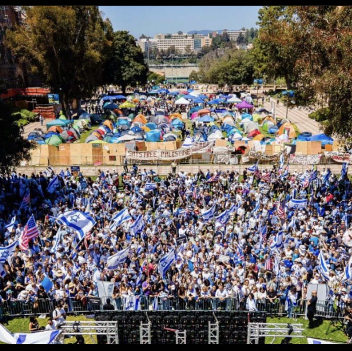 ฝั่งหนึ่งดูสกปรก เหมือนสลัม ..อีกฝั่งดูสามัคคี รักชาติ มีการศึกษา 🇺🇸❤️🇮🇱👏

#อิสราเอล #ฮามาส #อิสราเอลฮามาส #ปาเลสไตน์ #อิสราเอลฮามาส #กาซา