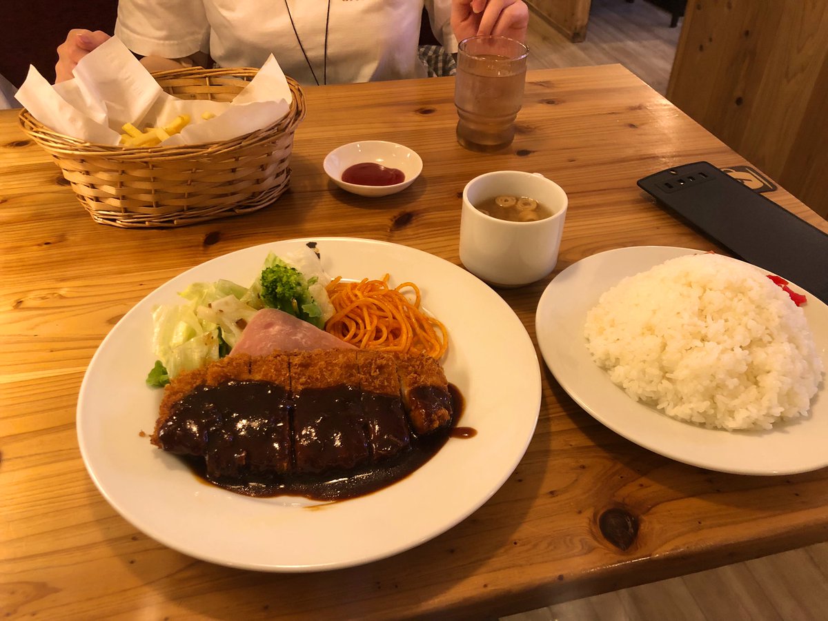 彼女のちあちゃんが古着女子になった〜
行きつけの古着屋の店員さんが
あれやこれやコーディネートしてくれて
めっちゃ可愛くなったよ〜最高〜🥺
自分の服一切買ってないけど良き良き。
そして喫茶店へ...🍴