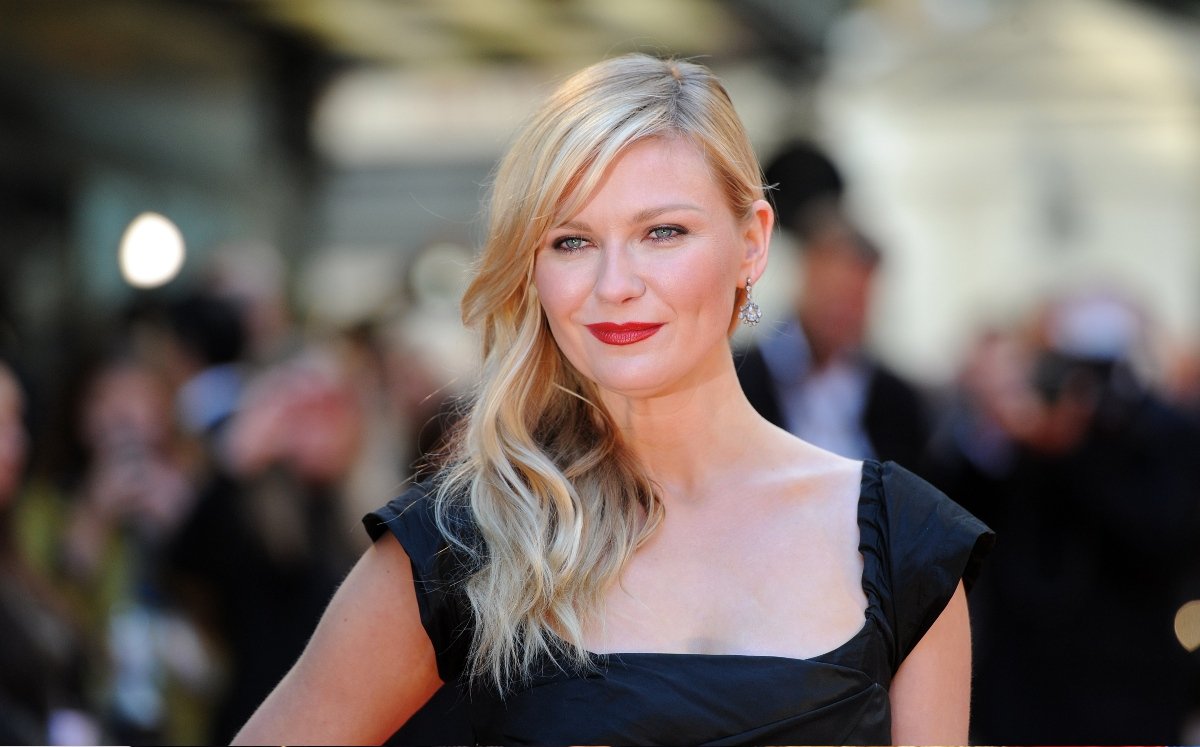 La gran Kirsten Dunst cumple 42 años. La hemos visto en su último gran trabajo en #CivilWar gran papel en 'Melancolía' una gran Mary Jane, y su papel nostálgico en Jumanji.
¿Dónde la recuerdas más? 🤔