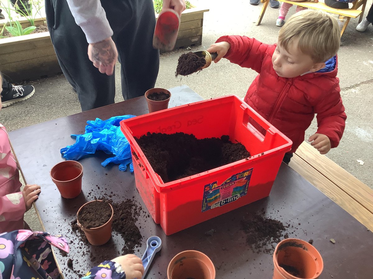 🪴 #EYFS invited parent in for a #plantandshare parent workshop to start their growing topic. Children planted flowers, basil and lettuce seeds and talked about what they need to grow.🪴 @SAfoodforlife @WinAcadTrust