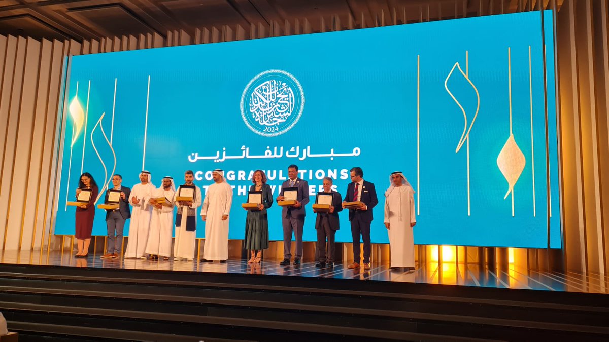 Acabamos de recoger el 🏆 premio @ZayedBookAward del @AbuDhabiALC para Casa Árabe como personalidad cultural del año. Muchísimas gracias a nuestros profesores y trabajadores, a nuestros seguidores y a todos los que lo habéis hecho posible. Este premio es también vuestro❤️😊